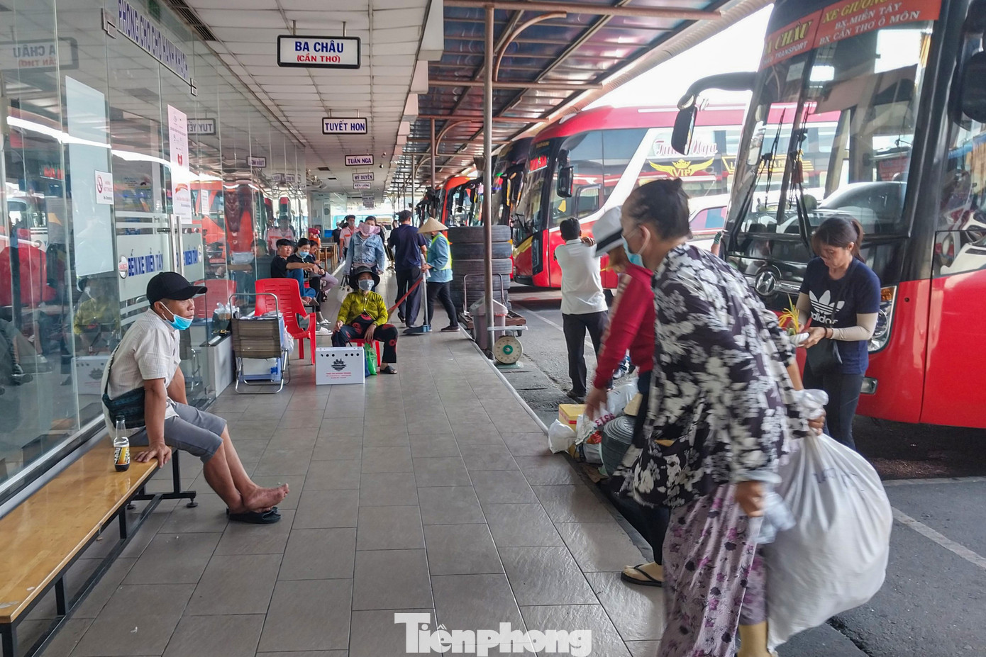 Đại diện Bến xe Miền Tây cho biết, do đặc thù của bến xe là những chặng ngắn nên thông thường người dân đến mua vé về quê vào những ngày cận Tết.