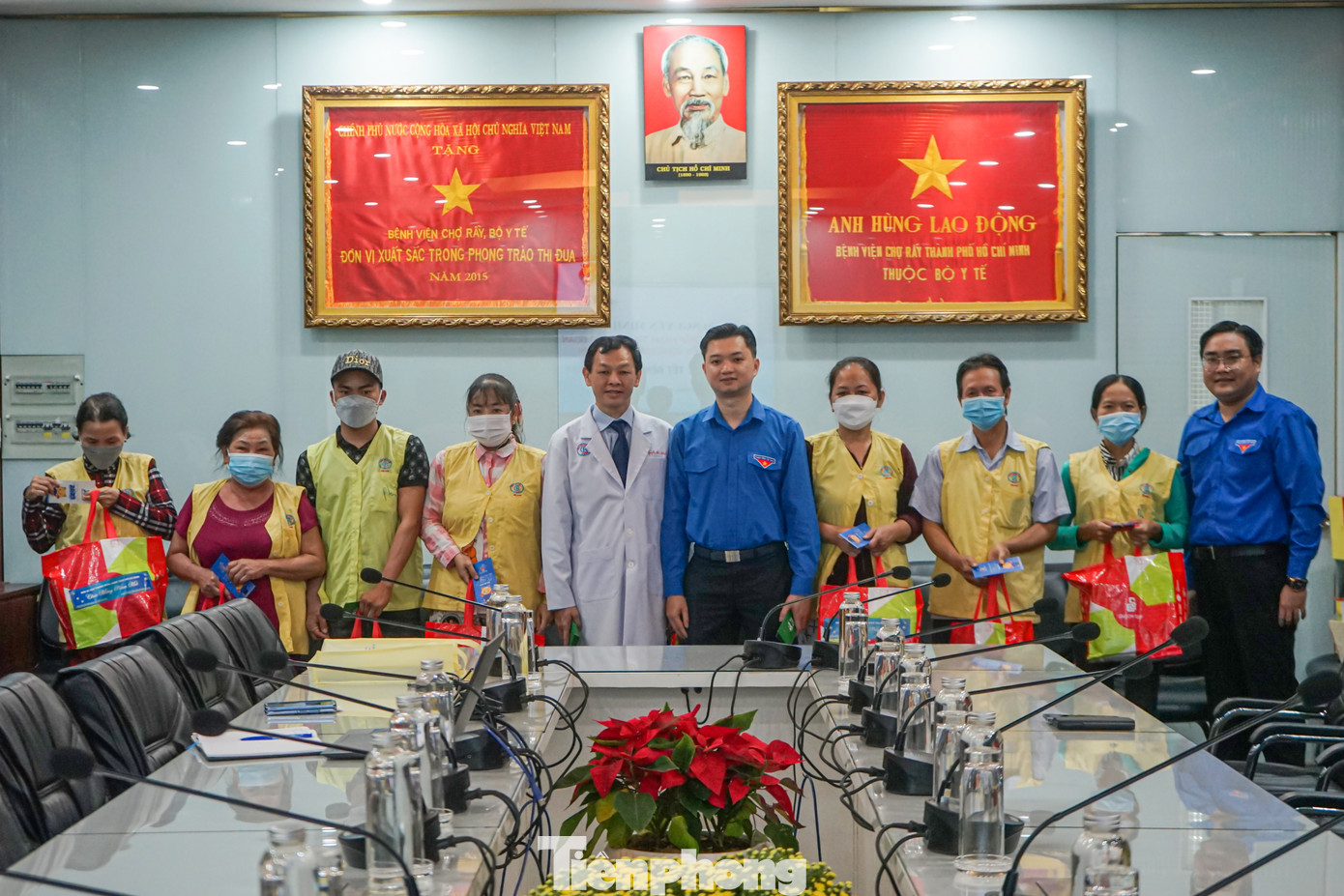 Anh Nguyễn Minh Triết, Bí thư Trung ương Đoàn, Chủ tịch Hội Sinh viên Việt Nam tặng quà Tết cho thân nhân các bệnh nhân thuộc diện khó khăn đang điều trị tại Bệnh viện Chợ Rẫy