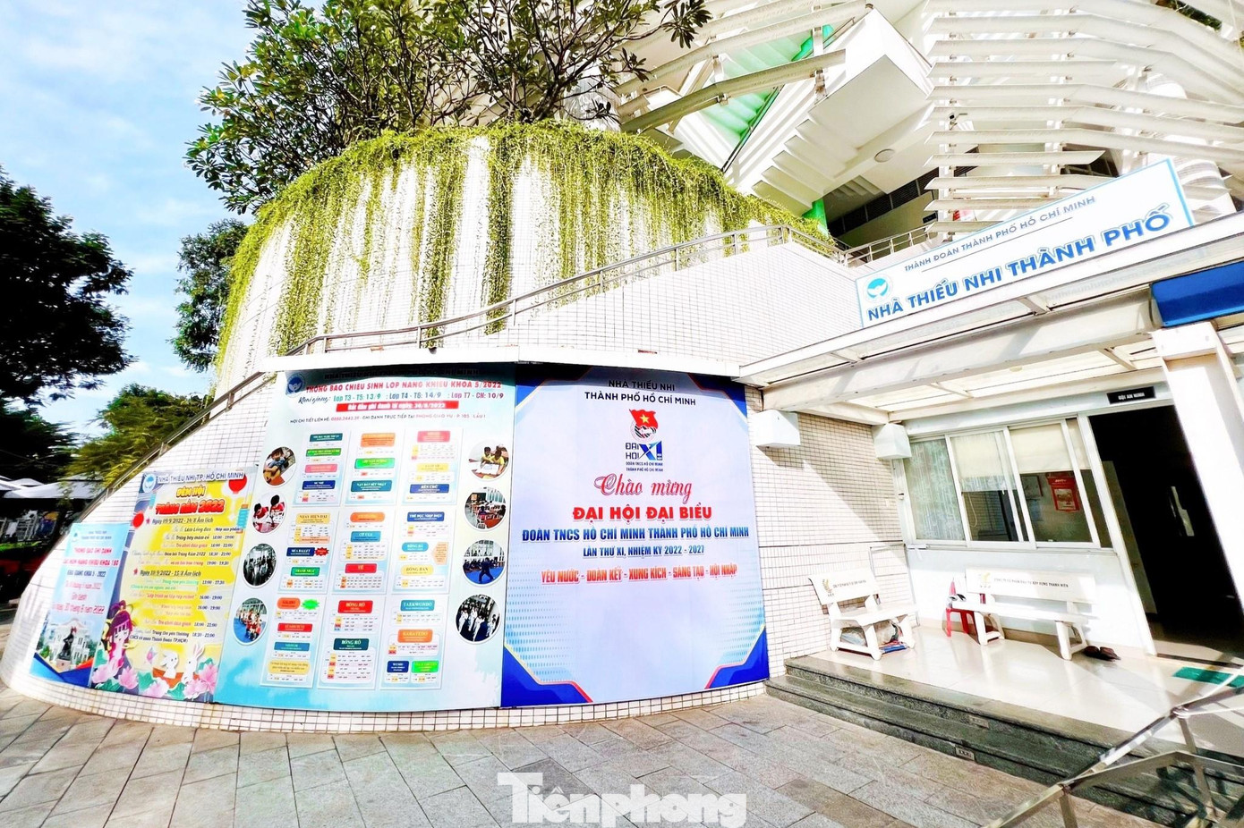 Ngoài ra, tại một số cơ sở Đoàn, trường học, nhà thiếu nhi,... cũng rực rỡ sắc màu cờ hoa, băng rôn, khẩu hiệu, pano tuyên truyền chào mừng Đại hội với dòng chữ: “Nhiệt liệt chào mừng Đại hội Đoàn TNCS Hồ Chí Minh TPHCM lần thứ XI, nhiệm kỳ 2022 - 2027”.