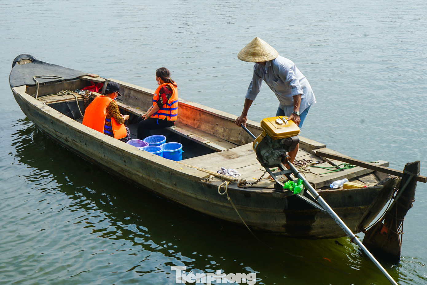 Tại chùa Diệu Pháp (quận Bình Thạnh) lúc 10h sáng đã có nhiều người mang cá đến khấn trước khi nhà chùa mang cá lên ghe chở ra giữa sông phóng sinh.