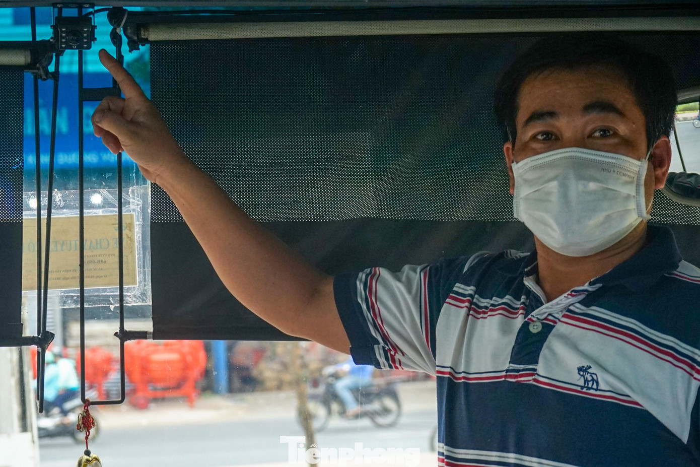 Một tài xế xe khách 24 chỗ chỉ chỗ lắp camera hành trình trên xe mình Một tài xế xe khách 24 chỗ chỉ chỗ lắp camera hành trình trên xe mình