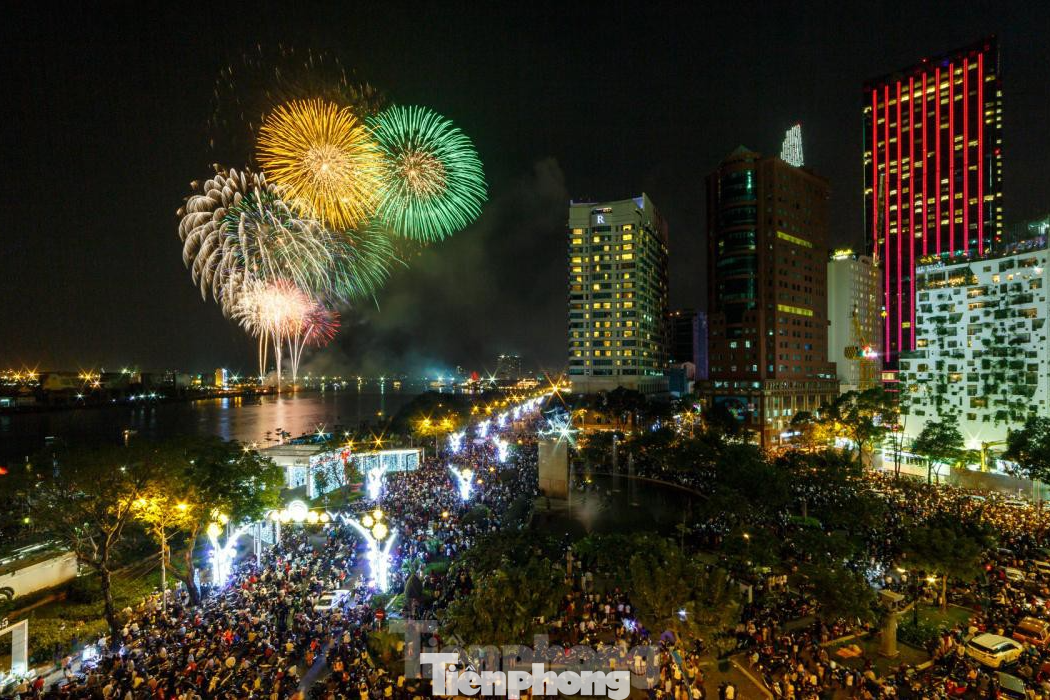 Điểm bắn pháo hoa đầu đường hầm sông Sài Gòn