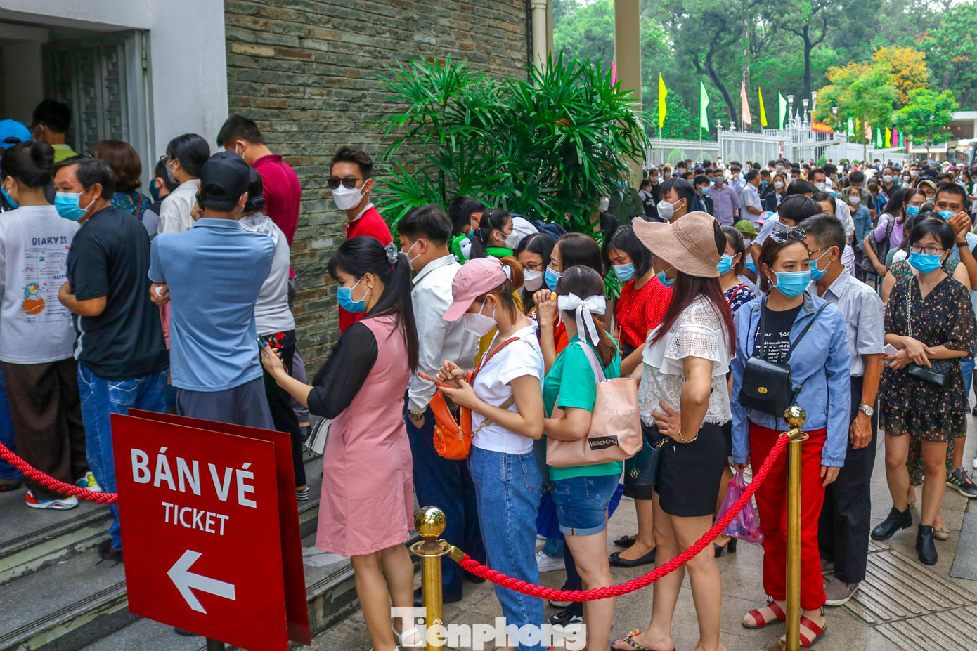 Ghi nhận của Tiền Phong vào lúc 14h chiều ngày 1/5 tại khu vực quầy bán vé của Dinh Thống Nhất đã có rất đông người dân đứng xếp hàng dài để chờ đến lượt mua vé vào tham quan.