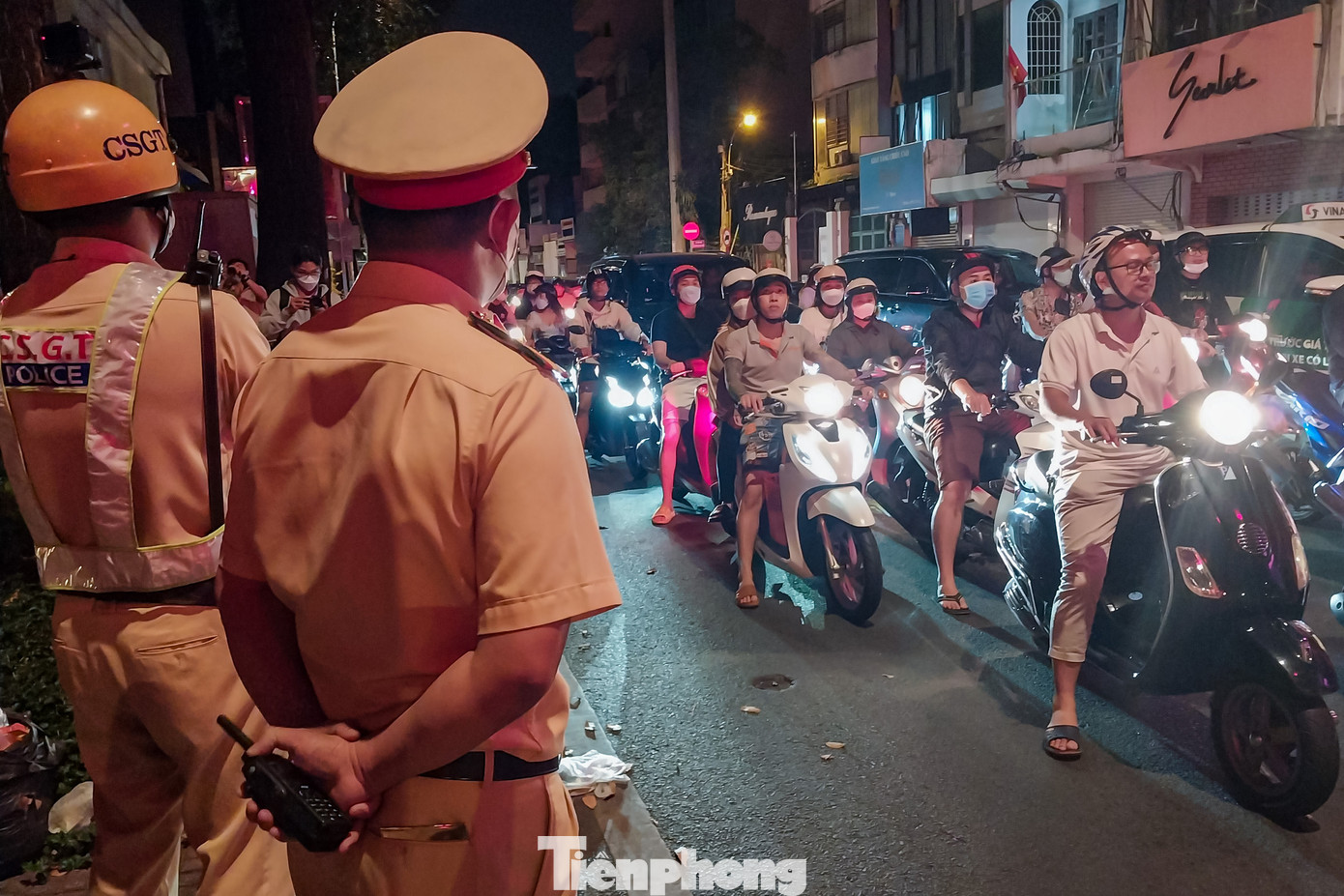 Đội CSGT Tuần tra dẫn đoàn lập chốt kiểm tra nồng độ cồn trong tối mùng 4 Tết Nguyên đán Đội CSGT Tuần tra dẫn đoàn lập chốt kiểm tra nồng độ cồn trong tối mùng 4 Tết Nguyên đán