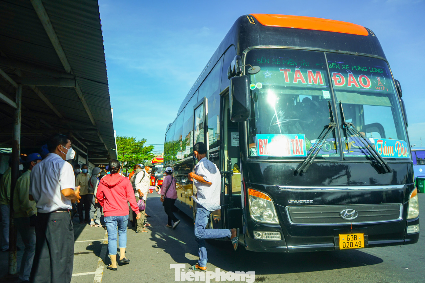 Cùng thời gian trên, tại bãi trả khách của bến xe Miền Tây có rất đông phương tiện của các nhà xe chở người dân từ các tỉnh thành phía Tây đổ về TPHCM sau kỳ nghỉ Tết nguyên đán.