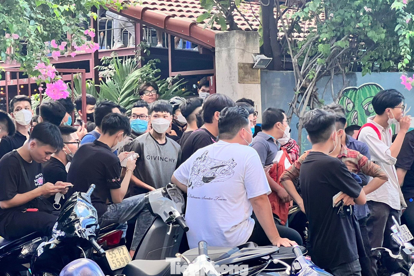 Các thanh thiếu niên nhóm South Vietnam Scooter Team ngồi tại chỗ chờ lực lượng chức năng kiểm tra hành chính Các thanh thiếu niên nhóm South Vietnam Scooter Team ngồi tại chỗ chờ lực lượng chức năng kiểm tra hành chính