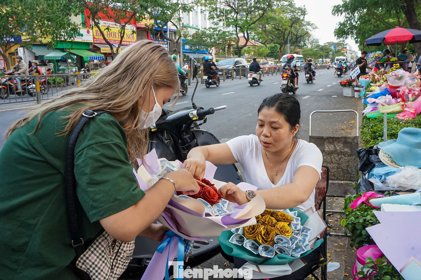 Bên cạnh những người đến mua hoa để tặng người mình yêu trong dịp Valentine, các điểm bày bán hoa tươi trên tuyến đường này cũng có rất đông khách hàng mua hoa tặng cha mẹ để kỷ niệm ngày cưới.