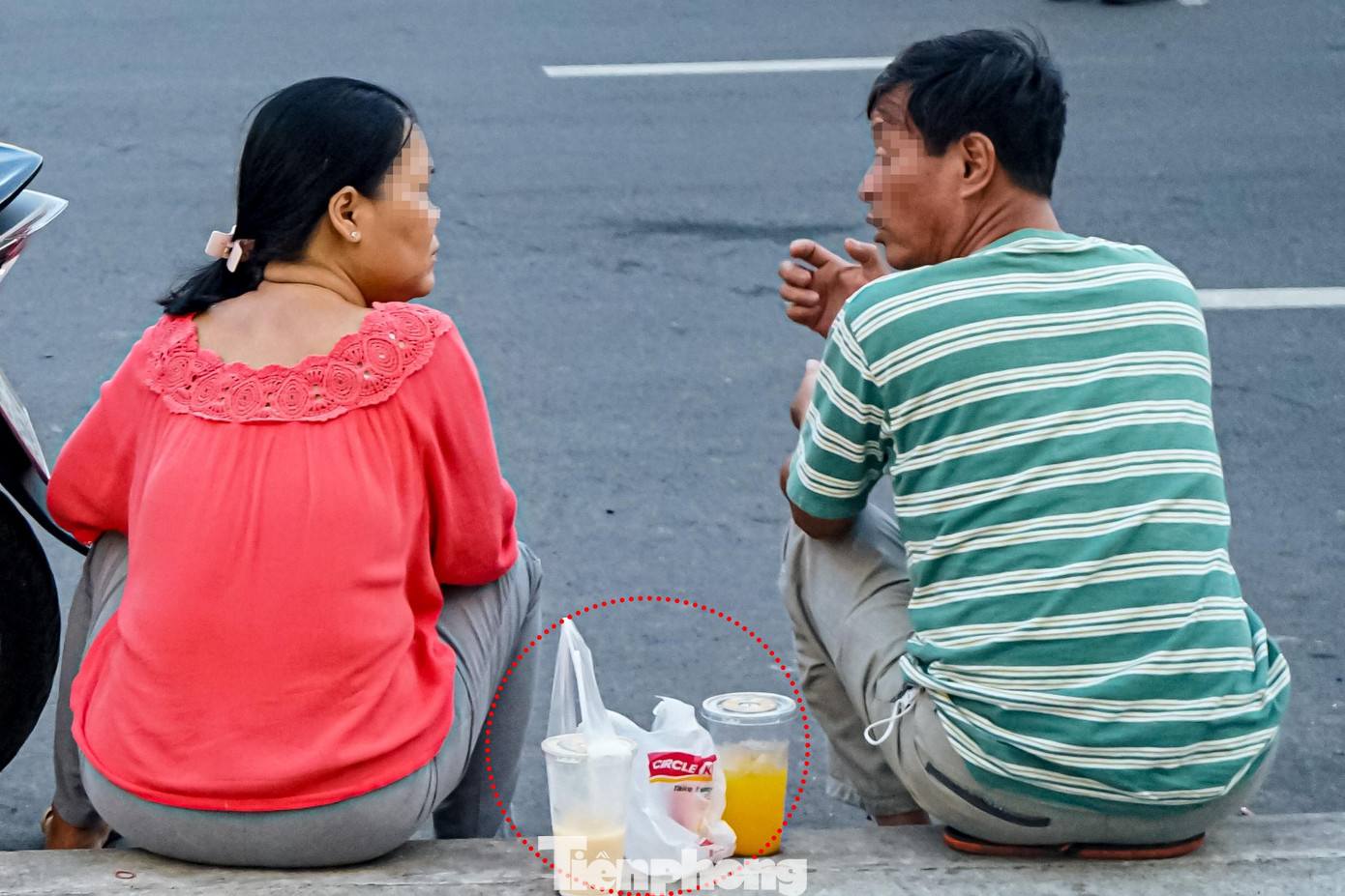 “Những nơi thường xuyên thu hút rất đông khách du lịch nằm ngay trung tâm thành phố, tuy nhiên tôi vẫn không thể hiểu vì sao nhiều người lại thiếu ý thức như thế. Việc xả rác tràn lan không đúng chỗ của nhiều người, gây mất mỹ quan đô thị rất cần được xử lý để nâng cao ý thức”, chị Thanh Hương (ngụ TP.Thủ Đức) chia sẻ.