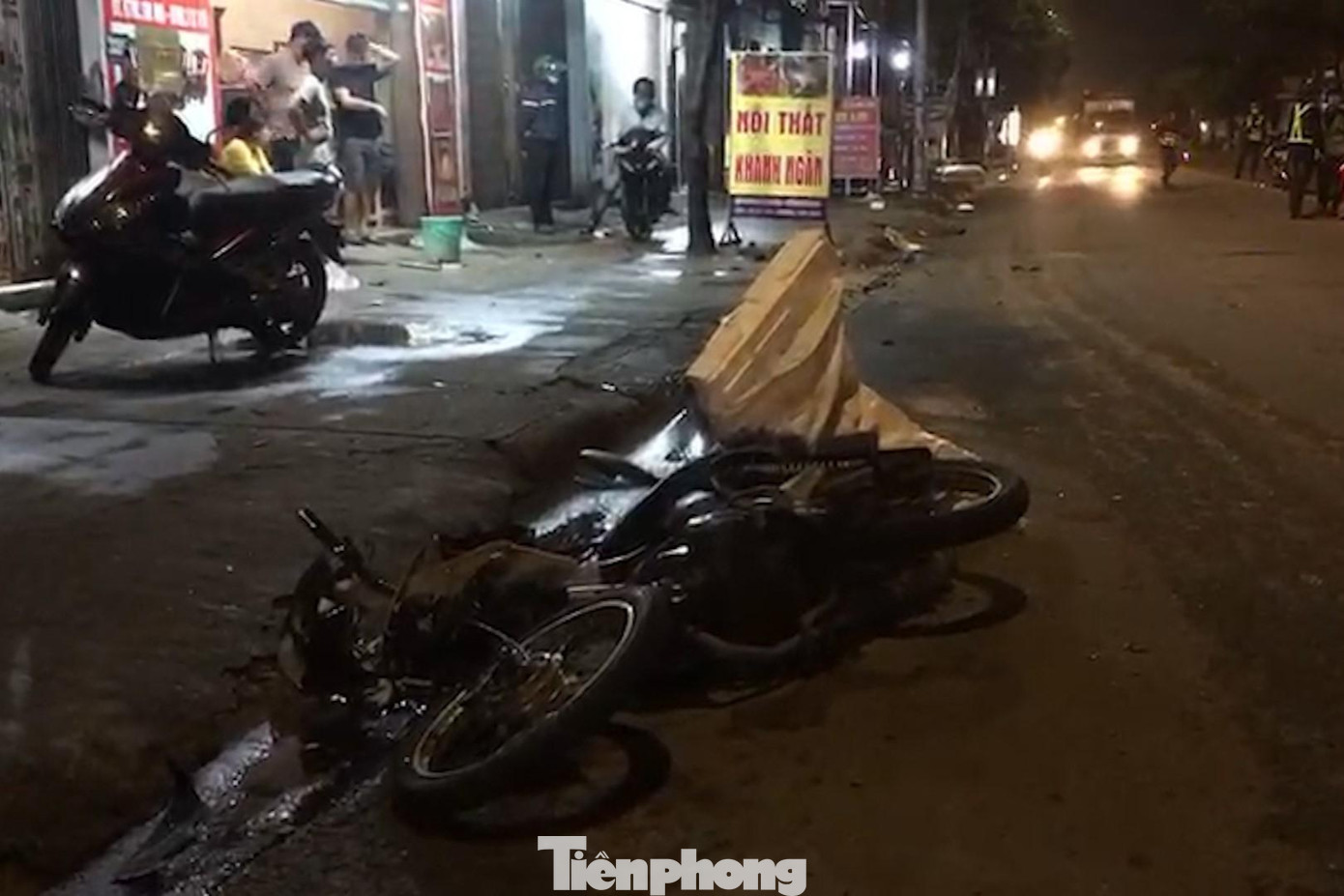 Chiếc máy của người đàn ông văng xa gần 10m và bị biến dạng phần đầu