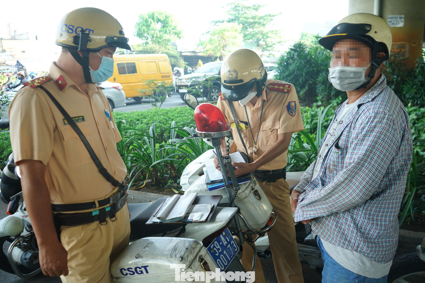 Lúc 8h20, CSGT dừng xe anh N.H.P (ngụ tỉnh An Giang). Anh P cho biết, anh chở hàng hóa ở chợ đầu mối nông sản Thủ Đức. CSGT đã lập biên bản anh P lỗi không gương chiếu hậu, không biển số, không giấy đăng ký xe, không bằng lái xe. Anh P nói sẽ bỏ luôn xe vì số tiền đóng phạt lớn hơn giá trị chiếc xe.