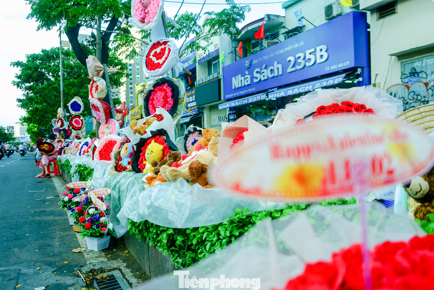 Ghi nhận tại một sạp bán hoa trước cổng trường THPT chuyên Lê Hồng Phong, hầu hết các mặt hàng hoa được trưng bày đều được kết từ hoa hồng sáp, hoa hướng dương,... Ghi nhận tại một sạp bán hoa trước cổng trường THPT chuyên Lê Hồng Phong, hầu hết các mặt hàng hoa được trưng bày đều được kết từ hoa hồng sáp, hoa hướng dương,...
