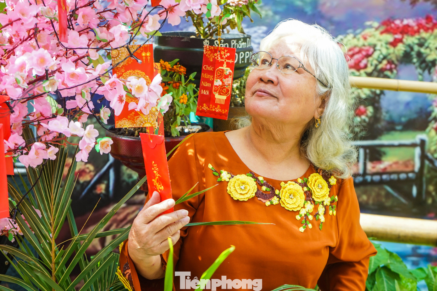 “Ban đầu, nhìn từ bên ngoài, tôi thấy con hẻm cũng bình thường, chỉ nổi bật bởi sắc đỏ của cờ Tổ quốc. Tuy nhiên, khi vào bên trong hẻm tôi thật sự choáng ngợp, không khác gì hội hoa xuân nên tôi và gia đình đã quyết định chụp ảnh kỷ niệm”, bà Kim Loan (ngụ quận 3) chia sẻ.