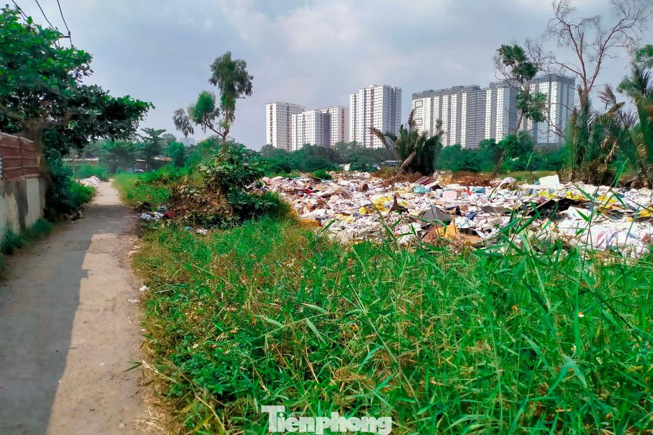Khu vực lối vào của 2 bãi rác sau sân bóng đá Hiếu Long và Đại Long 2 Khu vực lối vào của 2 bãi rác sau sân bóng đá Hiếu Long và Đại Long 2
