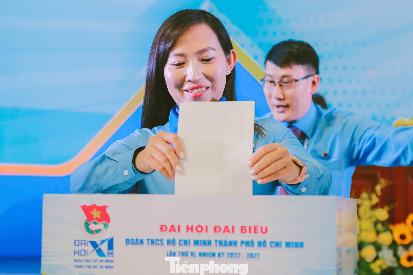 Một nữ đại biểu bỏ phiếu bầu cử tại Đại hội