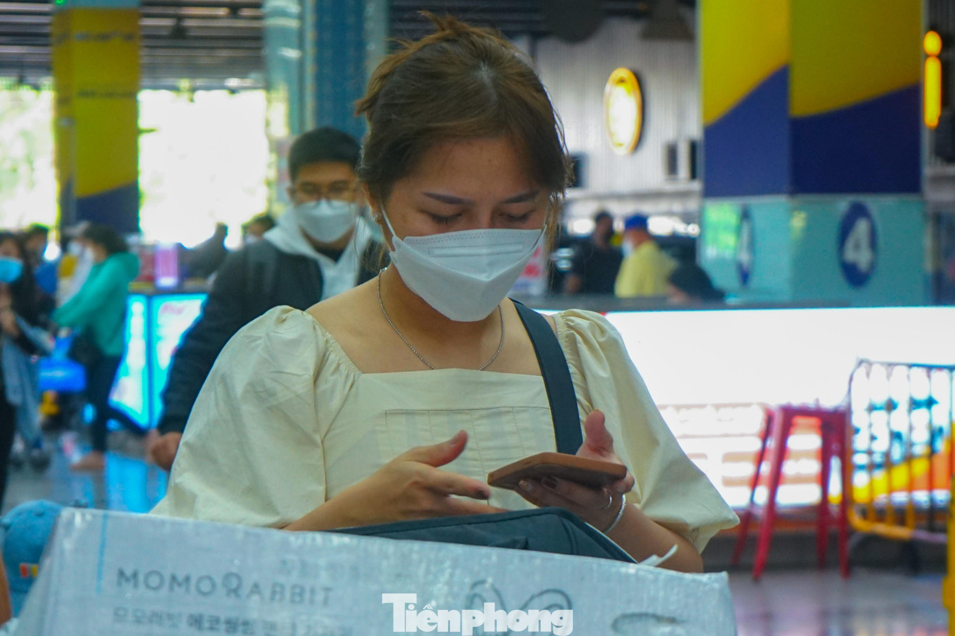 “Suốt 1 tiếng qua, tôi đã dụng tất cả các app xe công nghệ mà không đặt được xe. Thế nên tôi đành phải đứng đây chờ taxi truyền thống”, chị Yến (ngụ quận 8) chia sẻ.