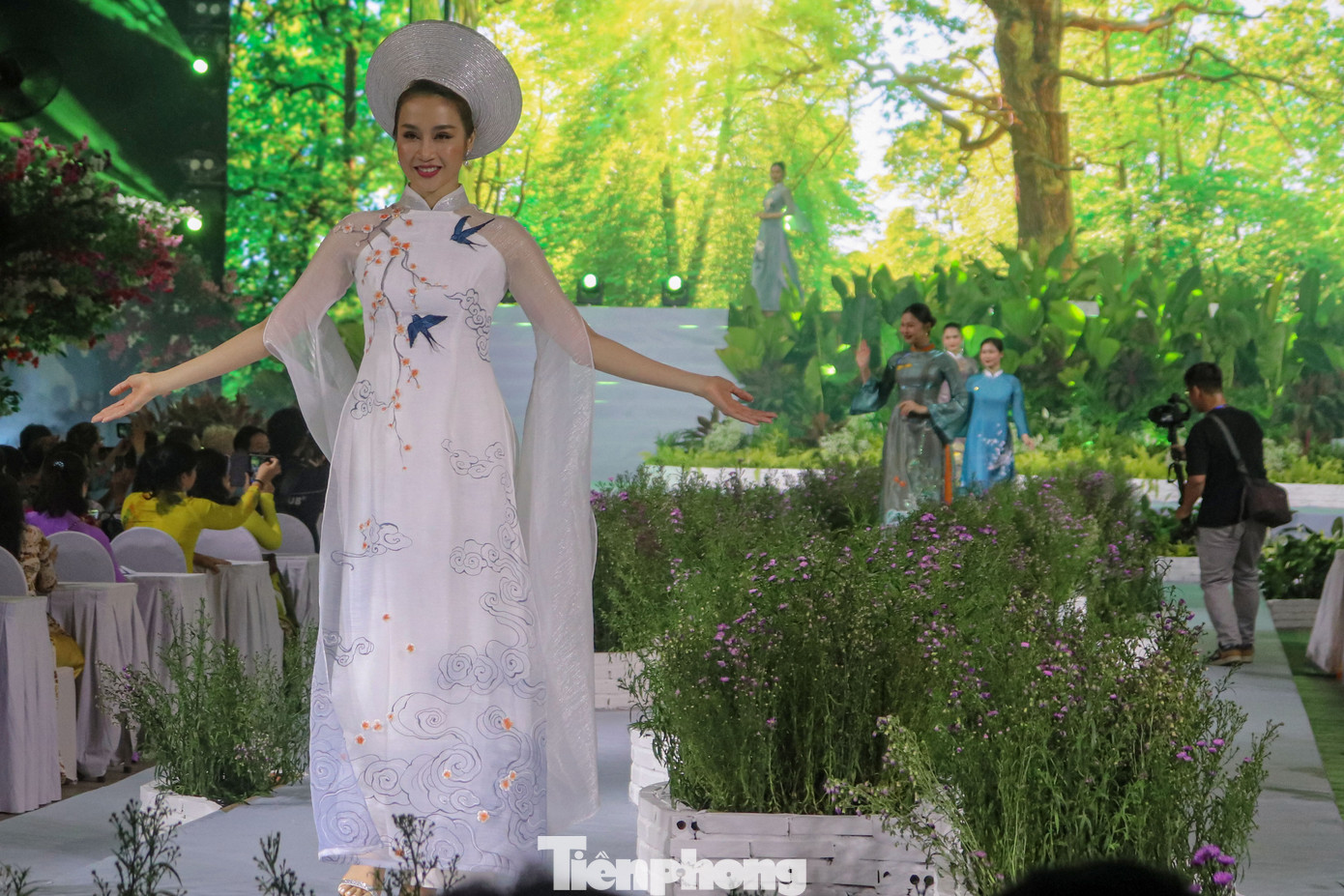 Không chỉ phản ánh trí tuệ, sức sáng tạo và thẩm mỹ của các nhà thiết kế, chương trình còn là thông điệp mà TPHCM muốn gửi đến công chúng và du khách về một thành phố trẻ năng động, văn minh, hiện đại và thân thiện.