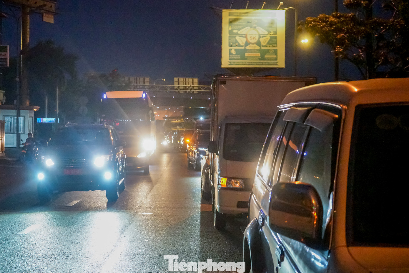 “Do vị trí trung tâm đăng kiểm này gần ngay khu vực Sân bay Tân Sơn Nhất nên mấy ngày vừa qua có nhiều phương tiện đậu hàng dài chờ đăng kiểm đã gây ùn tắc tuyến đường khiến cho việc di chuyển của người dân gặp khó khăn nhất là vào giờ cao điểm”, một bảo vệ Trung tâm Đăng kiểm 50-05V, chia sẻ.