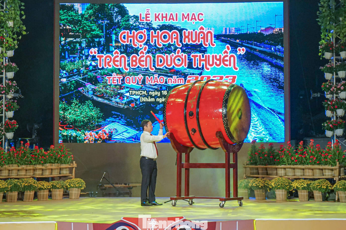 Ngay sau tiếng trống khai mạc, các lãnh đạo thành phố và UBND quận 8 đã đi tham quan chụp ảnh các hoạt động văn hóa nghệ thuật.