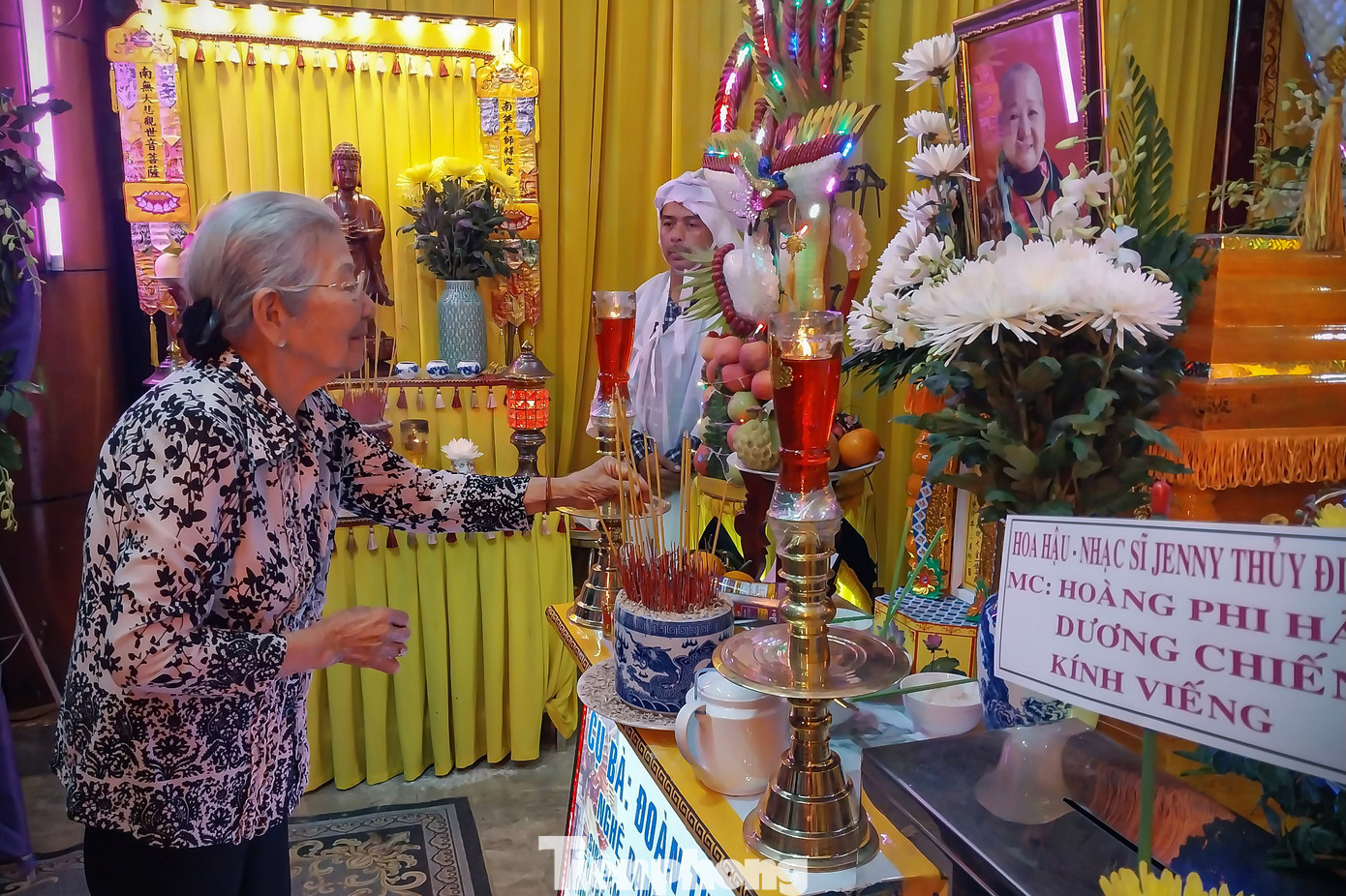 Diễn viên Ngọc Lan cùng với NSƯT Phi Điểu thắp hương cho nghệ sĩ Thiên Kim.