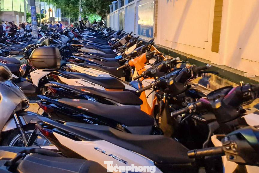 Gần 400 xe tay ga độ của các thành viên nhóm South Vietnam Scooter Team bị lực lượng chức năng tiến hành xác minh Gần 400 xe tay ga độ của các thành viên nhóm South Vietnam Scooter Team bị lực lượng chức năng tiến hành xác minh