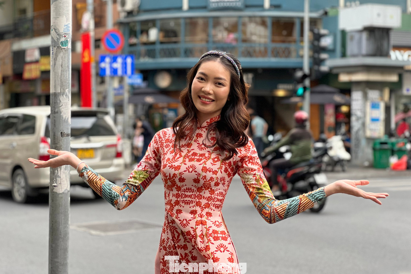 “Áo dài từ bao đời nay đã trở thành một nét đẹp trang phục truyền thống của người Việt Nam. Mỗi lần khoác lên mình những bộ áo dài, Trinh cảm thấy rất tự hào”, Hoa khôi Sông Vàm 2022 Huỳnh Đào Diễm Trinh chia sẻ với Tiền Phong.