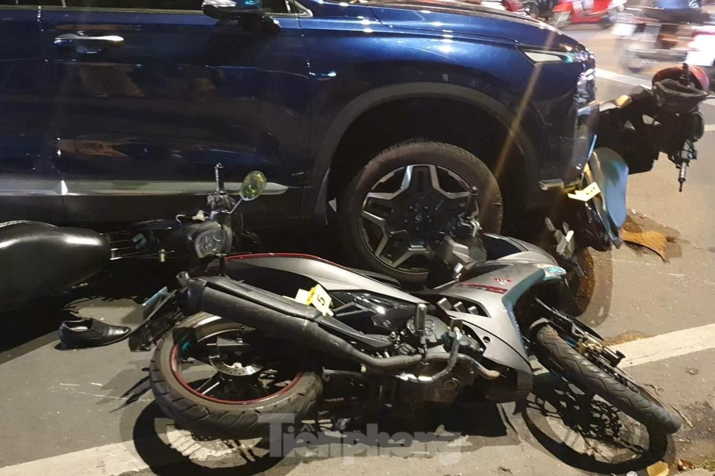 Nhiều xe máy bị ô tô tông làm biến dạng và bị hư hỏng nặng Nhiều xe máy bị ô tô tông làm biến dạng và bị hư hỏng nặng