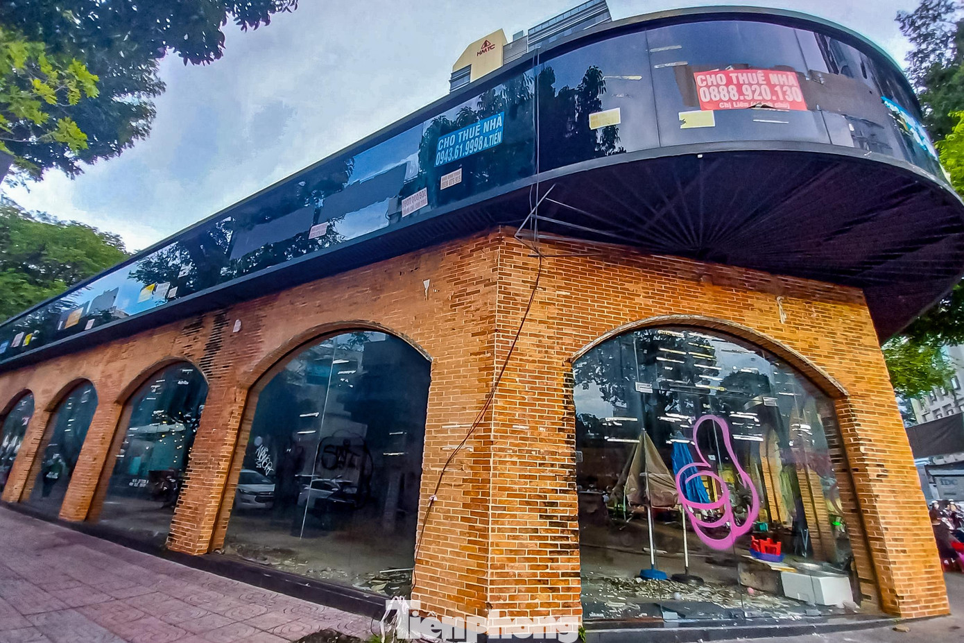 Đơn cử như một mặt bằng nằm ngay góc giao lộ Hai Bà Trưng - Nguyễn Đình Chiểu trước kia TPHCM chưa bùng phát dịch COVID-19 mặt bằng này thuộc hàng “khủng”, luôn được nhiều đại gia kinh doanh trong ngành F&amp;B săn đón. Thế nhưng, sau thời gian bị ảnh hưởng bởi dịch bệnh, mặt bằng trên trở thành điểm nghỉ ngơi của cánh tài xế xe công nghệ và điểm bán cà phê vỉa hè mà không ai thuê.