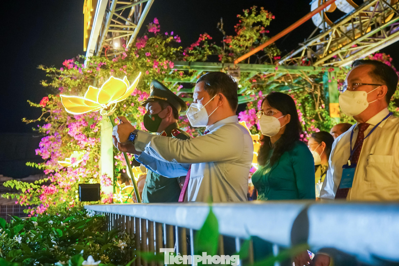 Ngay sau buổi lễ khai mạc, các lãnh đạo thành phố và UBND quận 8 đã đi tham quan chụp ảnh các hoạt động văn hóa nghệ thuật tại cầu đi bộ số 6 và số 7. Đây là hai cây cầu đi bộ sẽ được trang trí hoa đào, hoa mai bằng đèn led, tăng thêm ánh sáng và nét truyền thống của chợ hoa Xuân năm nay. Ngay sau buổi lễ khai mạc, các lãnh đạo thành phố và UBND quận 8 đã đi tham quan chụp ảnh các hoạt động văn hóa nghệ thuật tại cầu đi bộ số 6 và số 7. Đây là hai cây cầu đi bộ sẽ được trang trí hoa đào, hoa mai bằng đèn led, tăng thêm ánh sáng và nét truyền thống của chợ hoa Xuân năm nay.