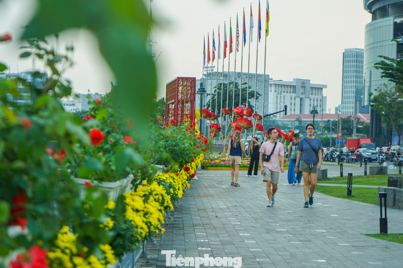 Bên cạnh việc dựng tiểu cảnh trang trí cho dịp Tết, năm nay phía Ban quản lý khu vực Công viên bến Bạch Đằng cũng cho treo thêm nhiều chậu hoa dọc theo lan can bảo vệ để tăng tính thẩm mỹ.