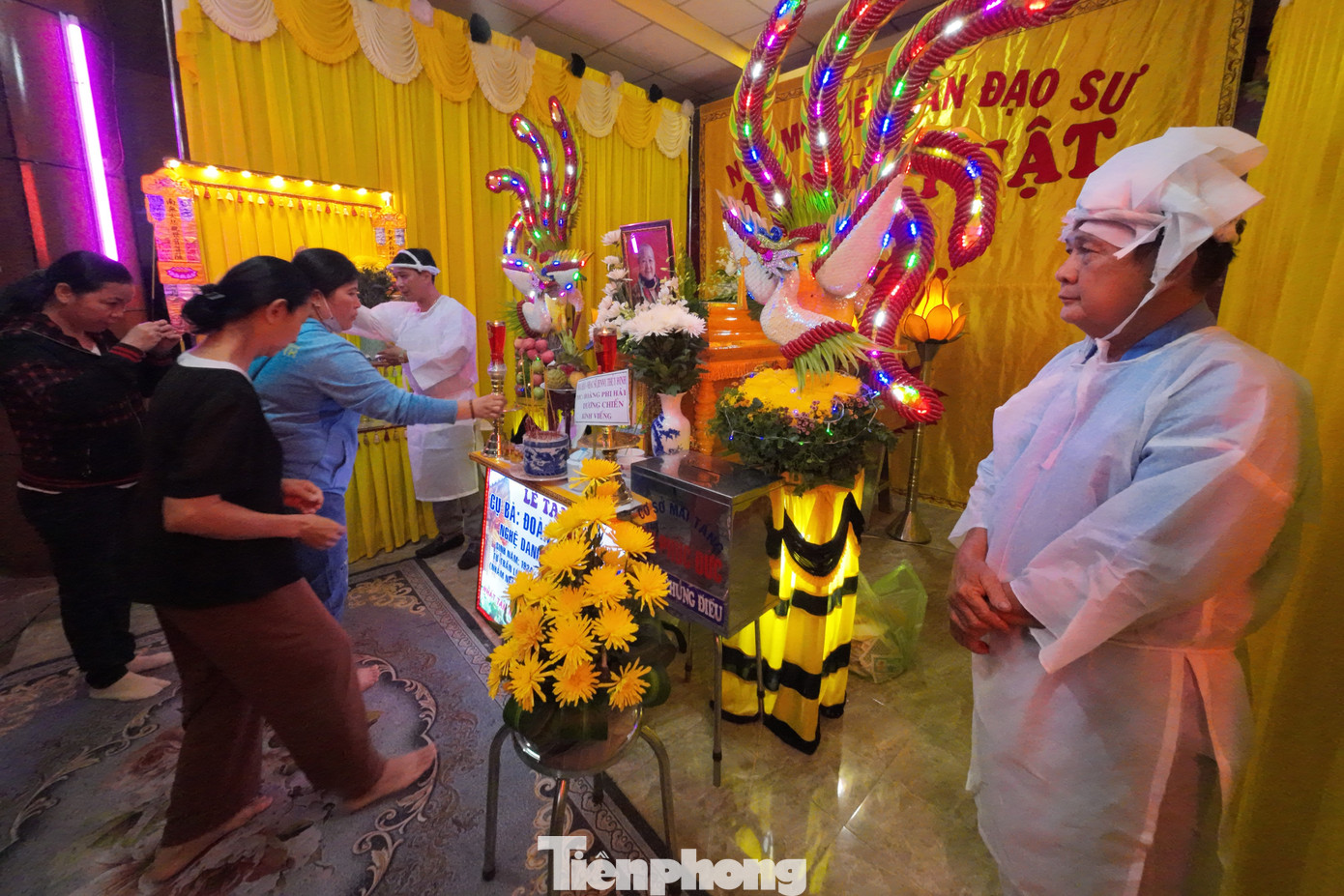 Nhiều khán giả, bạn bè đến thắp nén hương cho cho nghệ sĩ Thiên Kim