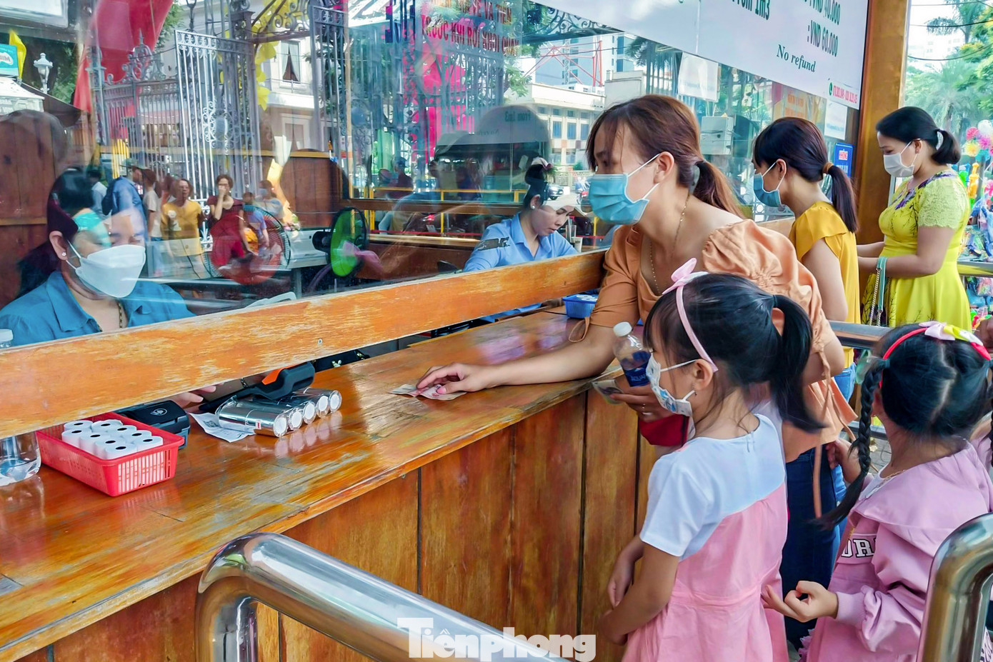 Tại khu vực quầy bán vé Thảo Cầm Viên Sài Gòn, hàng chục khách tham quan xếp hàng chờ mua vé