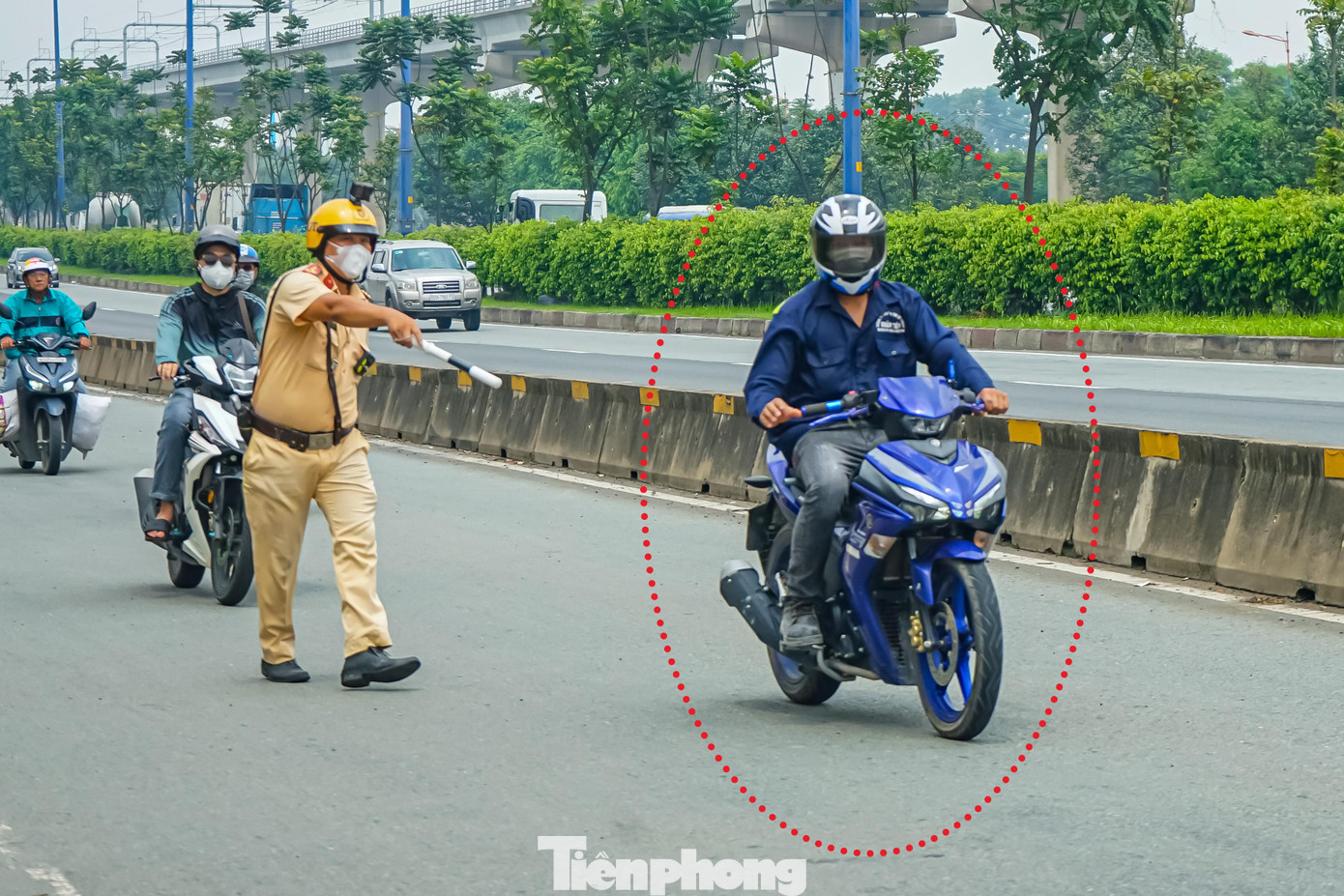 Đa số trường hợp vi phạm đều chấp hành việc bị lập biên bản xử phạt. Tuy nhiên cũng có một số trường hợp vi phạm, khi bị tổ công tác ra hiệu dừng phương tiện thì cố tình tăng ga bỏ chạy. Đa số trường hợp vi phạm đều chấp hành việc bị lập biên bản xử phạt. Tuy nhiên cũng có một số trường hợp vi phạm, khi bị tổ công tác ra hiệu dừng phương tiện thì cố tình tăng ga bỏ chạy.