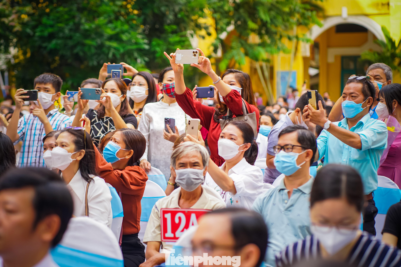 Buổi lễ Tri ân trưởng thành sáng nay tại trường THPT Trưng Vương ngoài thầy cô và các em học sinh khối lớp 12 còn có rất đông phụ huynh đến tham dự.