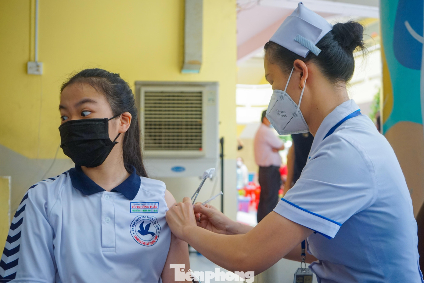 Một học sinh được bác sĩ tiêm vắc xin Một học sinh được bác sĩ tiêm vắc xin