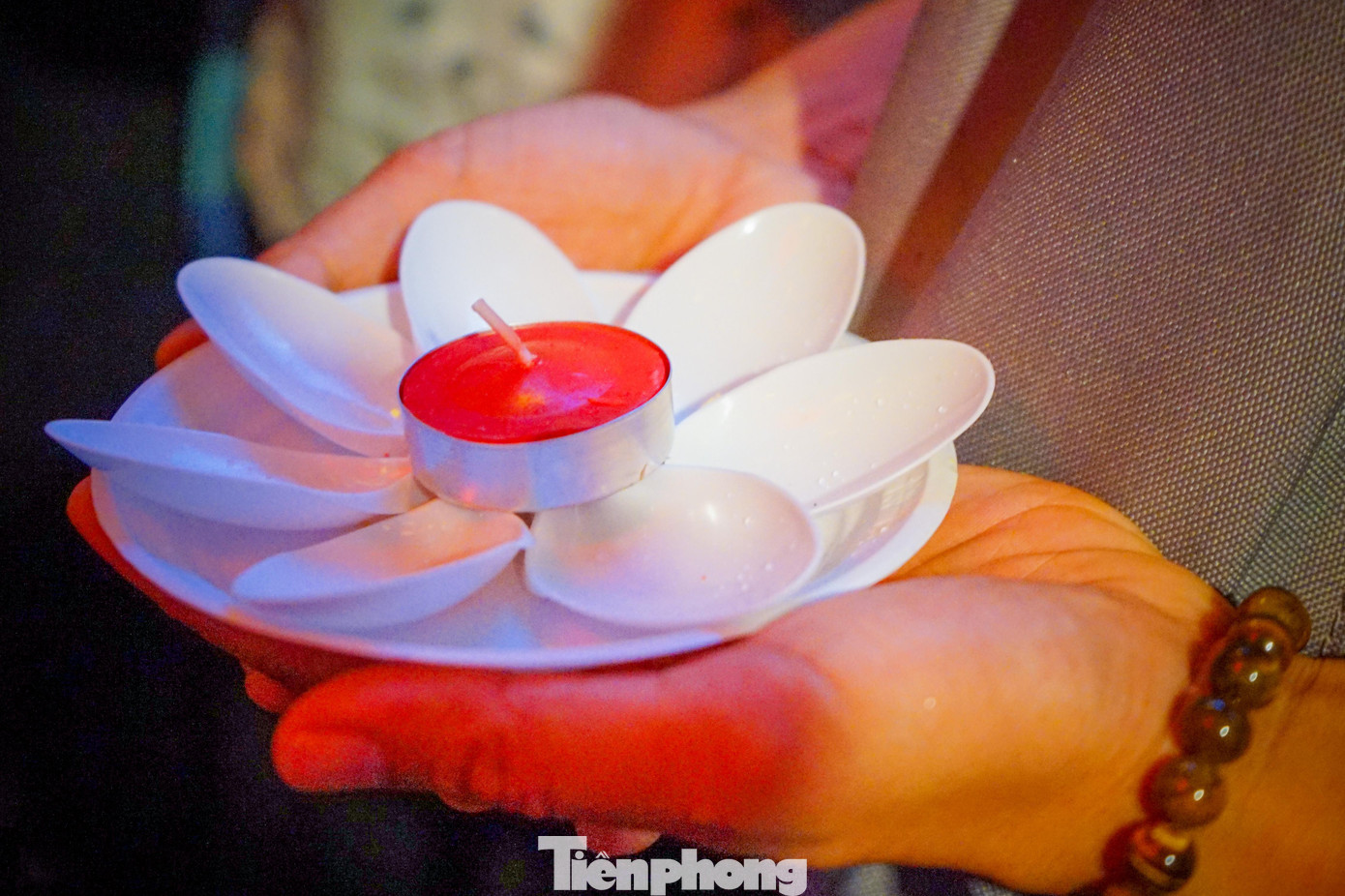 Thả hoa đăng là hoạt động tâm linh nhằm mục đích chính là cầu nguyện những điều tốt lành cho bản thân và mọi người. Sau khi thắp nến và cầu nguyện, những chiếc đèn hoa đăng sẽ được mọi người thả trôi theo dòng nước như mang theo những mong ước của người thả đến với Phật.