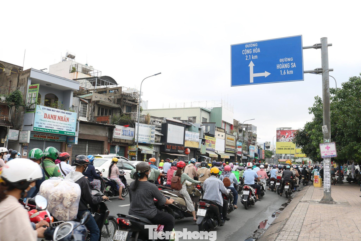 Ghi nhận tại đường Hoàng Văn Thụ vì quá sốt ruột và sợ trễ giờ thi của các sĩ tử nên một số phụ huynh quyết định chọn cách leo lề hoặc "chặt hẻm" với hy vọng đến được điểm thi đúng giờ.