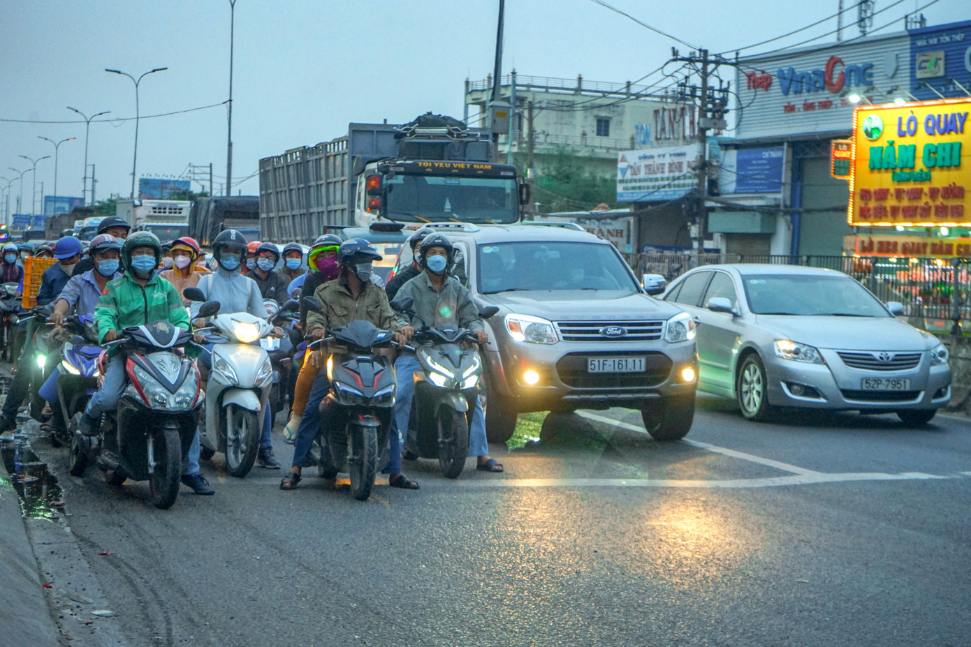 Ghi nhận của phóng viên tại giao lộ đường Nguyễn Hữu Trí và Quốc lộ 1A (Xã Tân Túc, huyện Bình Chánh), lượng phương tiện di chuyển theo hướng từ các tỉnh miền Tây về TPHCM rất đông đúc.