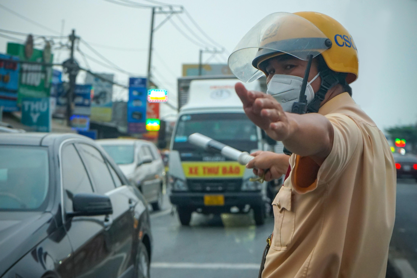 Theo một chiến sĩ CSGT làm nhiệm vụ điều tiết tại ngã tư này, so với năm ngoái thì lượng phương tiện người từ các tỉnh miền Tây về lại TPHCM tuy có tăng nhưng ít xảy ra cảnh ùn tắc cục bộ như những năm về trước.