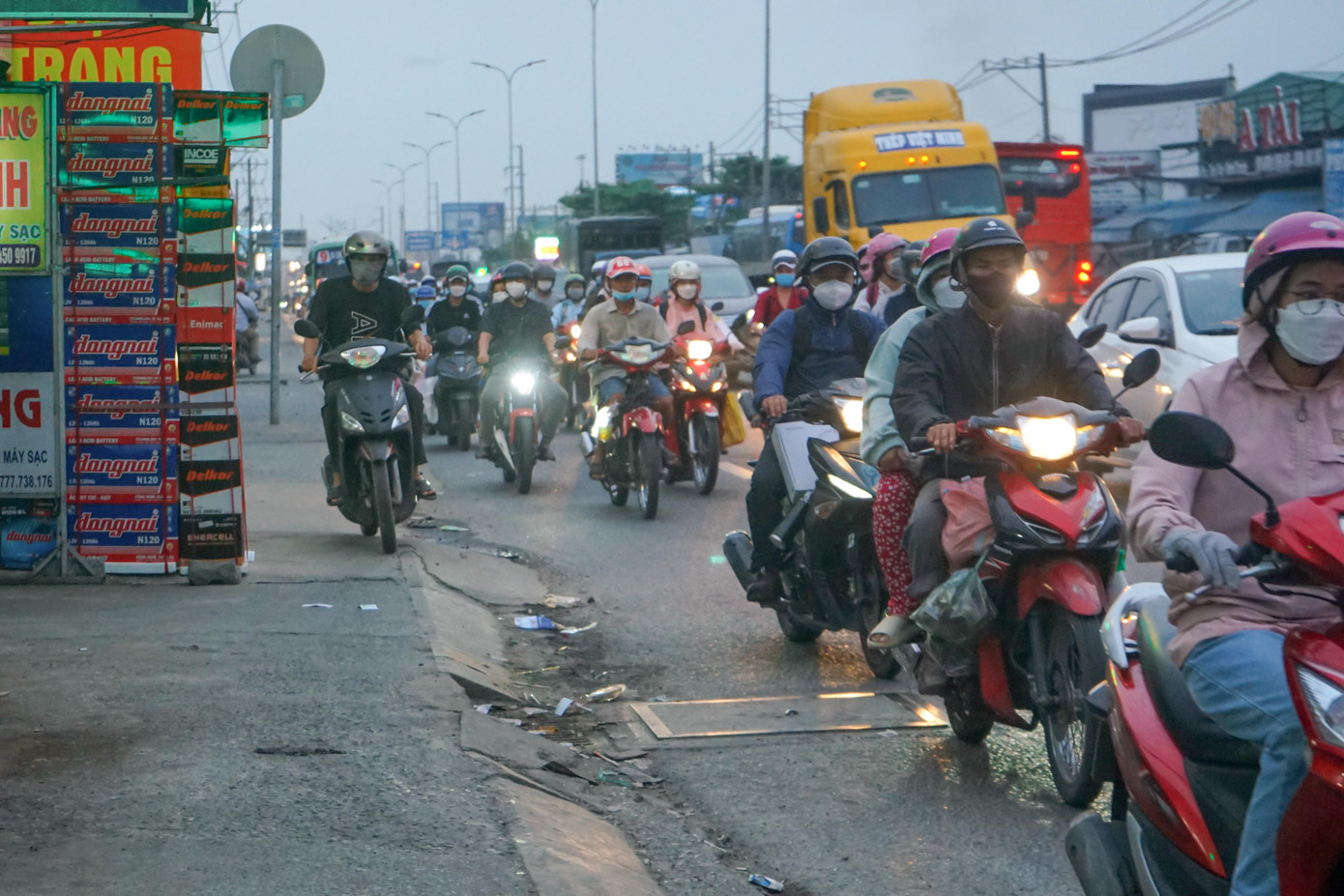 Càng về chiều lượng phương tiện càng tăng làm giao thông ùn tắc, nhiều người vì quá sốt ruột nên phóng cả xe lên lề đường hòng &apos;tìm lối về nhà&apos;.