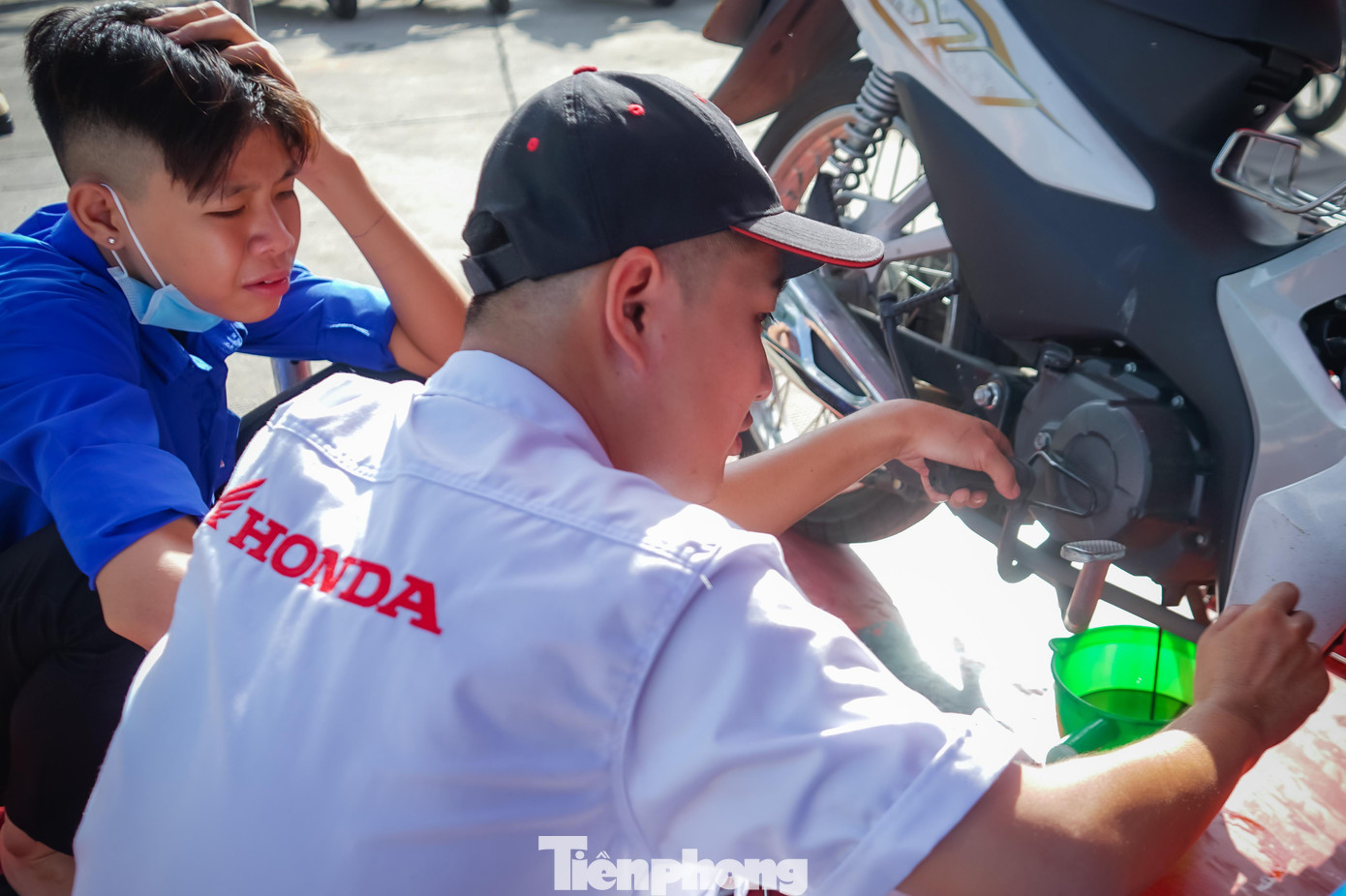 Không chỉ tập huấn các kỹ năng sống và tuyên truyền Pháp luật, chương trình còn là nơi để các bạn trẻ có cơ hội được giao lưu và trải nghiệm những hoạt động bổ ích như thay nhớt sửa xe miễn phí.