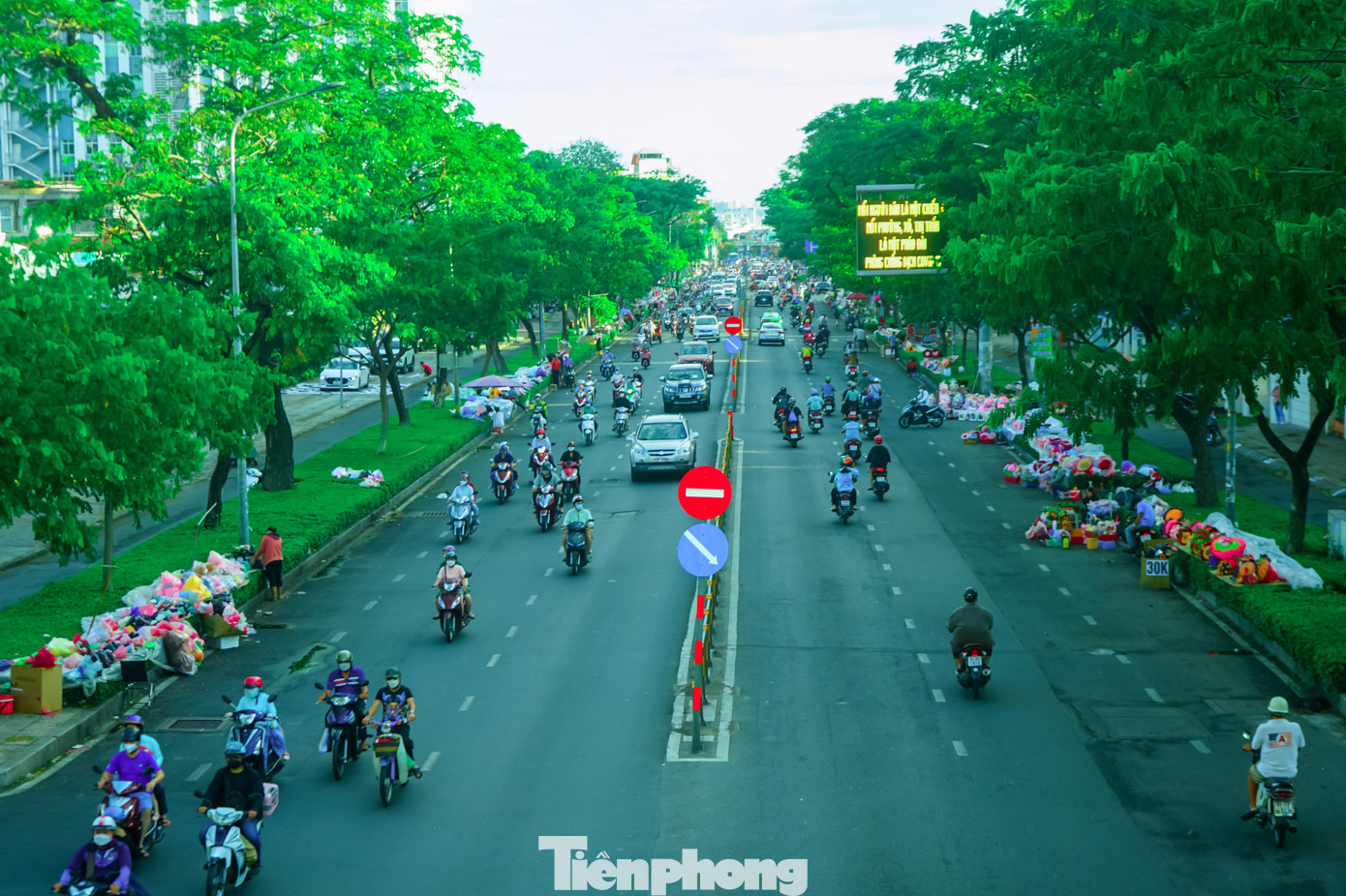 Trong chiều ngày 13/2, mặc dù chưa đến ngày Valentine nhưng dọc hai bên đoạn đường Nguyễn Văn Cừ (đoạn từ ngã tư Trần Hưng Đạo đến Ngã sáu Cộng Hòa) đã rợp sắc hoa khi có nhiều tiểu thương bày hàng.