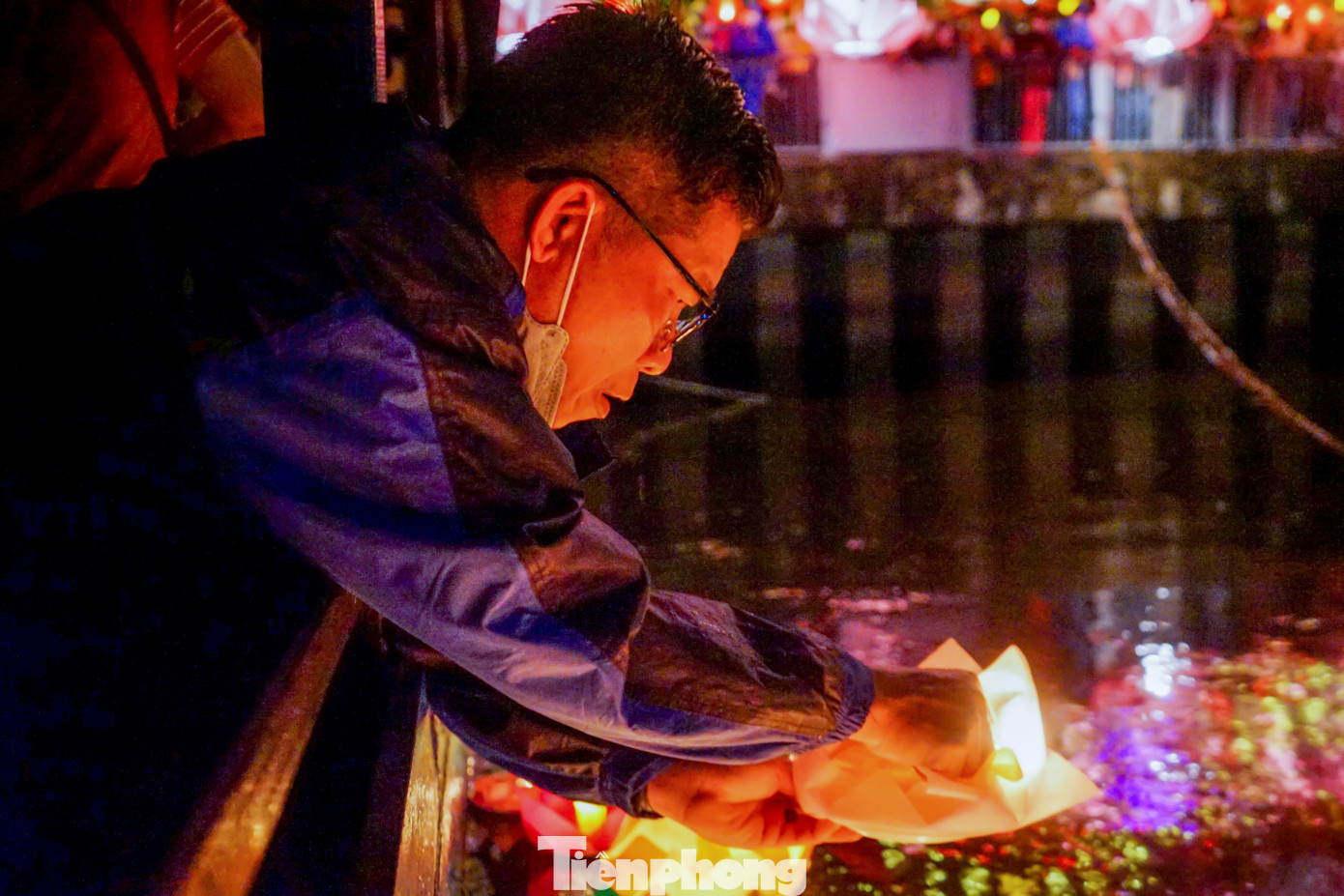 Đã có hơn 2.000 đèn hoa đăng được người dân cùng với các tăng ni phật tử thả xuống lòng kênh kèm theo những lá thư ghi mong ước, nguyện vọng. Để đảm bảo an toàn trong buổi lễ, khu vực bến nước trước chùa được bố trí 3 tình nguyện viên nhận và thả hoa đăng.