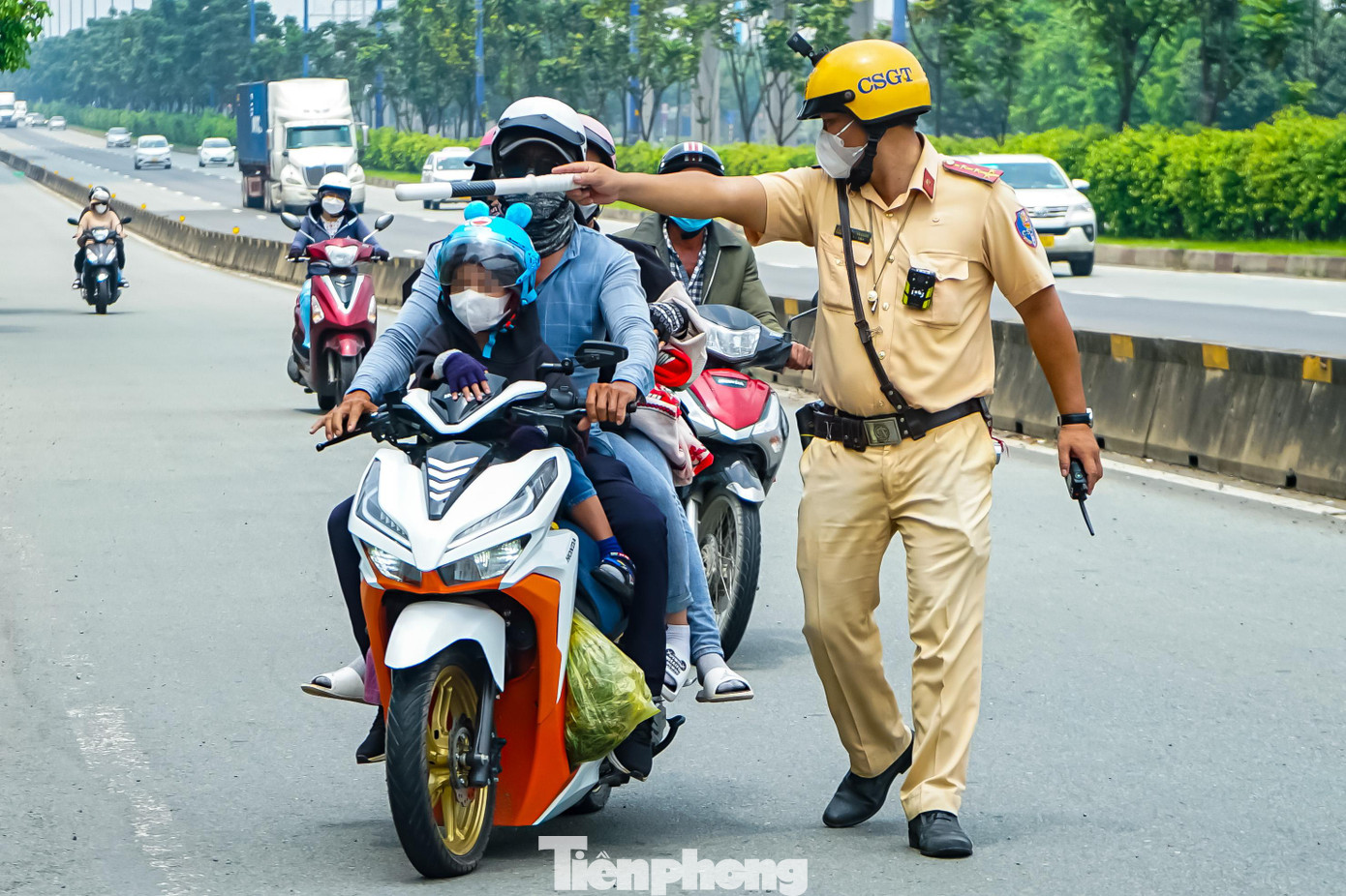 Vào lúc 10h30 ngày 28/8, tổ chuyên đề xử lý vi phạm tốc độ của Đội CSGT Rạch Chiếc sau khi lập chốt trên Xa Lộ Hà Nội (TP.Thủ Đức) và phát hiện, xử lý nhiều trường hợp vi phạm tốc độ. Vào lúc 10h30 ngày 28/8, tổ chuyên đề xử lý vi phạm tốc độ của Đội CSGT Rạch Chiếc sau khi lập chốt trên Xa Lộ Hà Nội (TP.Thủ Đức) và phát hiện, xử lý nhiều trường hợp vi phạm tốc độ.