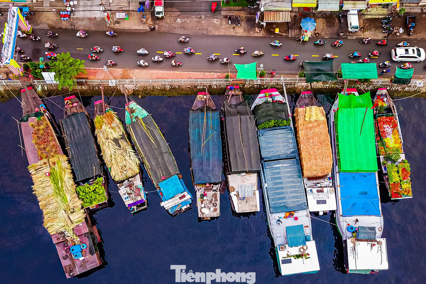 Không gian bờ sông đoạn từ đường Nguyễn Văn Của đi đến Cầu Kênh Ngang số 7 năm nay không bố trí các gian hàng buôn bán cả trên bờ và dưới sông để không gian trống với mục đích tập trung tạo điểm nhấn cho tổng thể trang trí của chợ hoa xuân “Trên bến dưới thuyền” năm 2022.