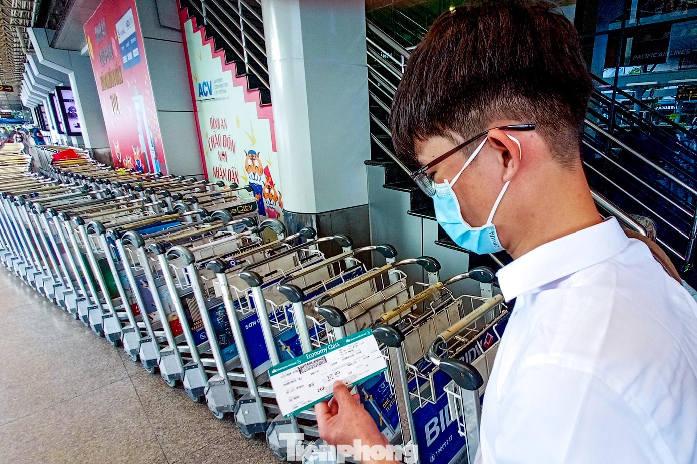 “Để có thể mua được vé máy bay về quê trong ngày hôm nay thì ngay từ tháng 11 tôi đã đặt trước vé máy bay. Thế nhưng khi nghe tin quê mình sẽ thực hiện cách ly người dân về quê tôi cũng có chút lo lắng và cũng định hủy vé không về nữa”, anh Phạm Ngọc Thắng (ngụ TP.Thủ Đức) bộc bạch.