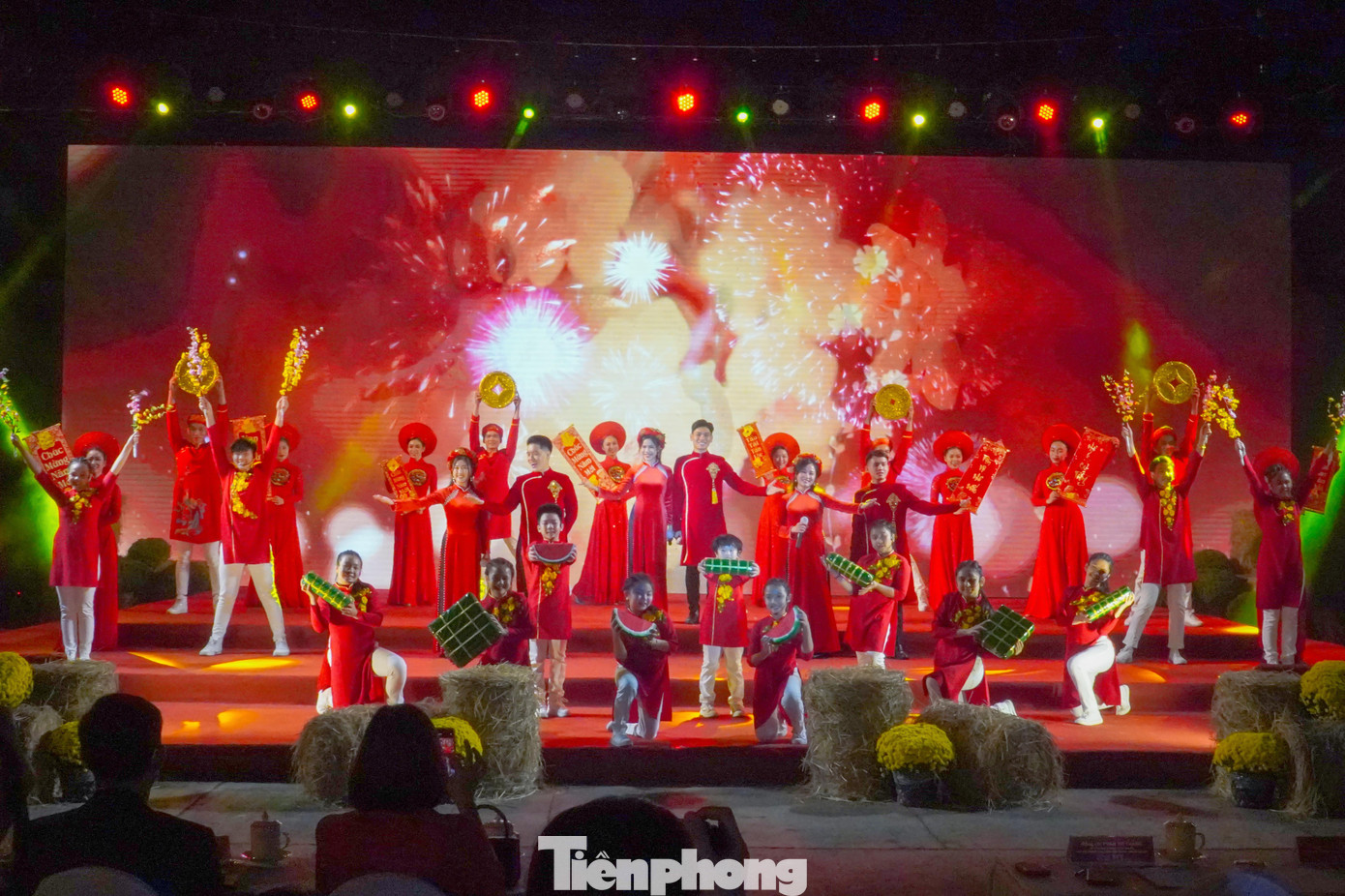 Chương trình lễ hội Tết Việt được mở đầu bằng những tiết mục văn nghệ.