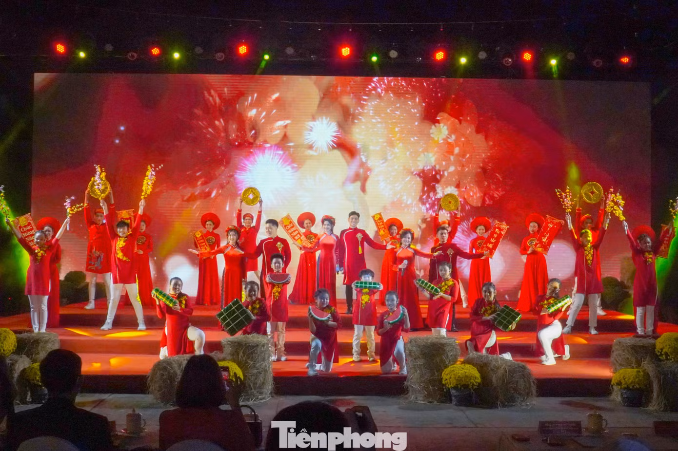 Chương trình lễ hội Tết Việt được mở đầu bằng những tiết mục văn nghệ.