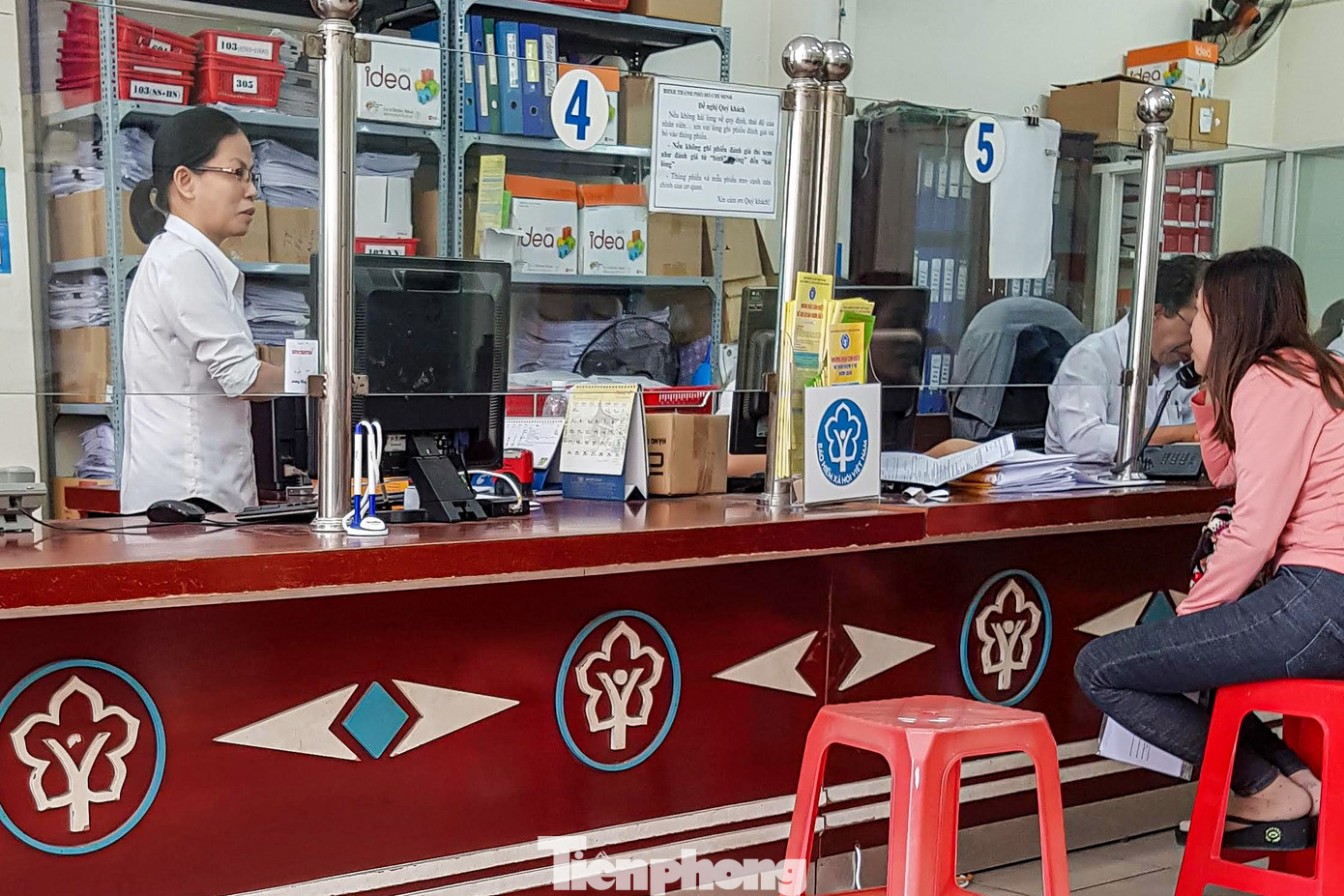 Trước đó, BHXH Việt Nam khuyến cáo, người lao động cần cân nhắc kỹ khi nhận BHXH một lần, tránh được lợi trước mắt mà thiệt thòi lâu dài bởi số tiền nhận một lần ít hơn nhiều so với số tiền đã đóng BHXH.