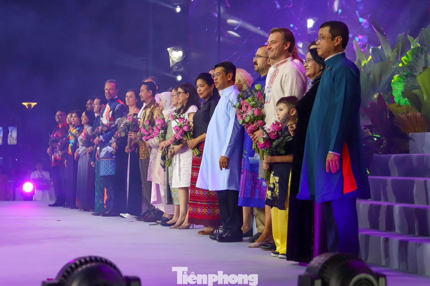 Điểm mới của lễ hội năm nay là buổi tọa đàm "Nét đẹp áo dài Việt - Bảo tồn và phát triển" kết hợp workshop trang trí áo dài, diễn ra trong tháng 3 tại các điểm đến du lịch của TPHCM. Điểm mới của lễ hội năm nay là buổi tọa đàm "Nét đẹp áo dài Việt - Bảo tồn và phát triển" kết hợp workshop trang trí áo dài, diễn ra trong tháng 3 tại các điểm đến du lịch của TPHCM.