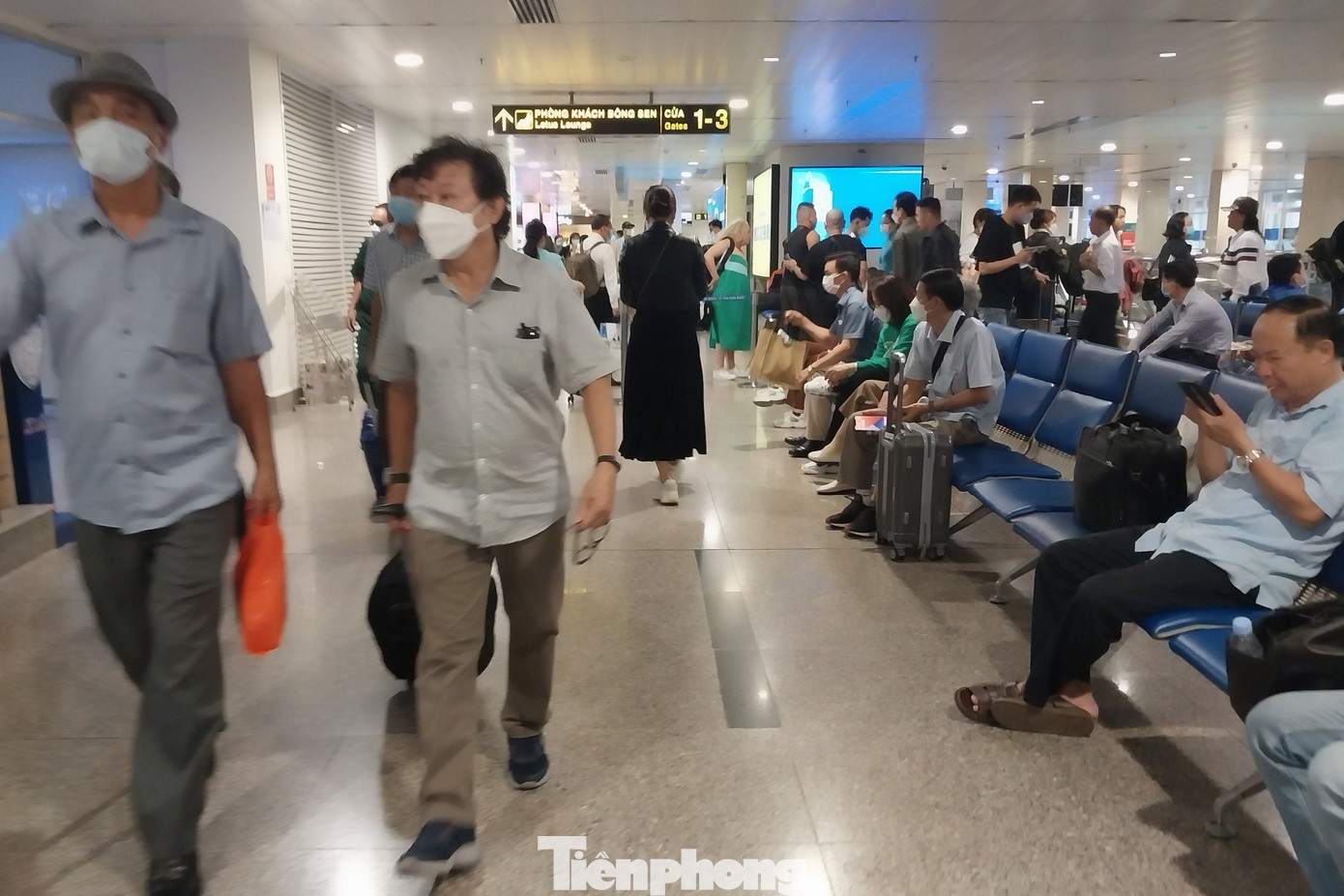 Hầu hết nhiều chỗ ngồi tại phòng chờ đây đều có người mang lỉnh kỉnh hành lý ngồi chờ tới giờ ra cửa khởi hành lên máy bay.